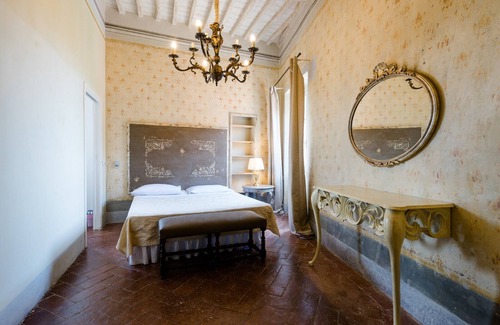 Buggiano Hotel | Romantic master bedroom in 18th-century villa