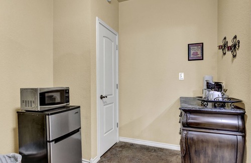Fredericksburg Cabaña | Romantic Oasis With Hot Tub Near Fred and Wineries!