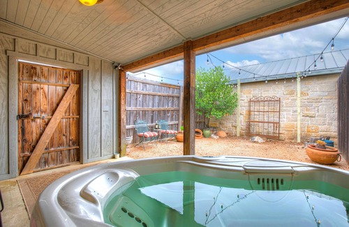 Fredericksburg Cabaña | Romantic Oasis With Hot Tub Near Fred and Wineries!