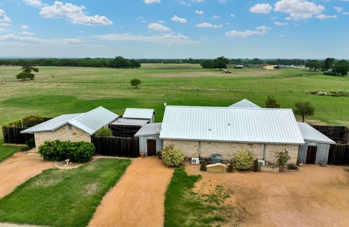 Fredericksburg Cabaña | Romantic Oasis With Hot Tub Near Fred and Wineries!