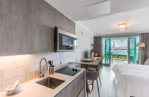 Puerta de Tierra Condominio | Romantic Oceanfront Private Patio Full Generator