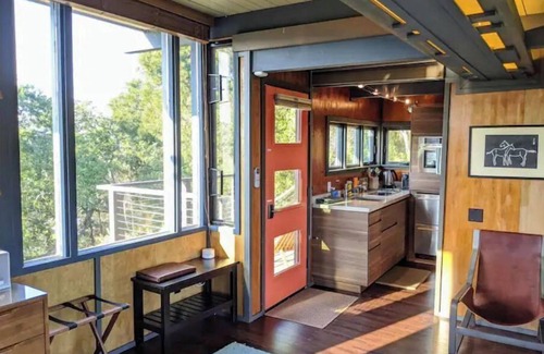 Santa Venetia Apartamento | Romantic Onsen Retreat Mid-Century Suite, Pool, Views, Sauna!
