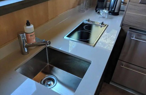 Santa Venetia Apartamento | Romantic Onsen Retreat Mid-Century Suite, Pool, Views, Sauna!