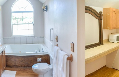 Branson Cama Y Desayuno | Romantic Ozark Mountain Setting ~ Just Minutes From Branson