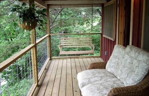 Branson Casa | Romantic Ozarks Cabin Rental in Secluded Woodland near Branson, Missouri