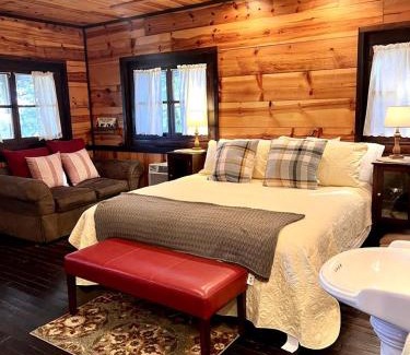 Branson Casa | Romantic Ozarks Cabin Rental in Secluded Woodland near Branson, Missouri