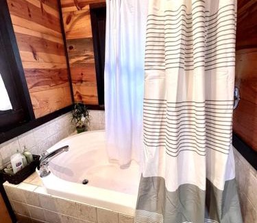 Branson Casa | Romantic Ozarks Cabin Rental in Secluded Woodland near Branson, Missouri