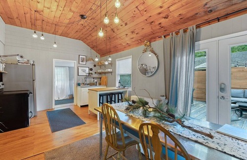 Pocono Pines Cabina | Romantic Pet-Friendly Bungalow in Pocono Pines