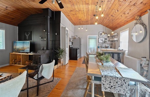 Pocono Pines Cabina | Romantic Pet-Friendly Bungalow in Pocono Pines
