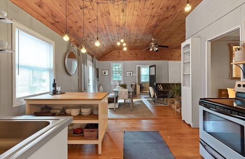 Pocono Pines Cabina | Romantic Pet-Friendly Bungalow in Pocono Pines