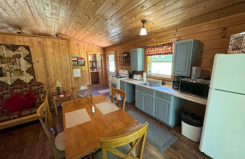 Logan Cabina | Lujoso-Prairie Rose Cabin-Vista al bosque-Cabaña-Baño Privado
