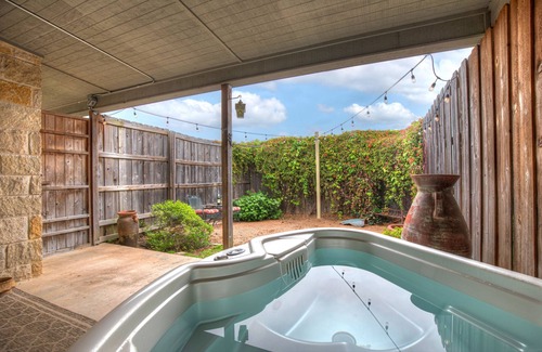 Fredericksburg Cabaña | Romantic Private Cabin With Hot tub 10 Mins to Fred!