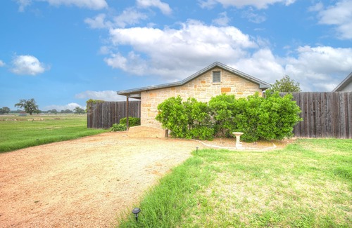Fredericksburg Cabaña | Romantic Private Cabin With Hot tub 10 Mins to Fred!