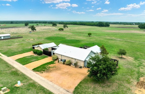 Fredericksburg Cabaña | Romantic Private Cabin With Hot tub 10 Mins to Fred!