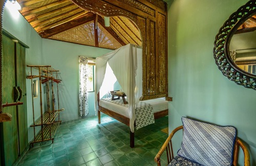 Jasri Complejo | Romántica villa privada frente a la piscina. Soft aqua azulejos hechos a mano y antigüedades.