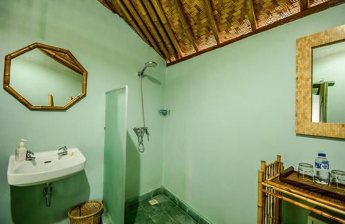 Jasri Complejo | Romántica villa privada frente a la piscina. Soft aqua azulejos hechos a mano y antigüedades.