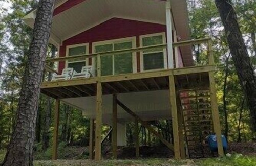 Jones Mills Cabina | Romantic Red Cabin by the creek. A very quiet relaxing getaway Book Now!