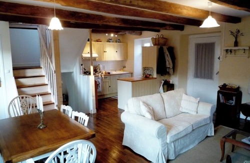 Guemene-sur-Scorff Cabaña | Romántico, renovado Cottage en el pueblo medieval para 6 - Jardín privado amurallado