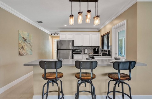 Lake Ridge Casa | Romantic Retreat w/ Private Pool. Near Las Olas