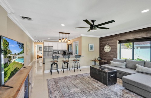 Lake Ridge Casa | Romantic Retreat w/ Private Pool. Near Las Olas