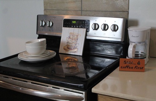 Fondren Apartamento | Romantic Retreat: Elegant 1BR with Onsite Parking