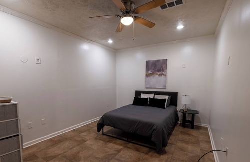 Fondren Apartamento | Romantic Retreat: Elegant 1BR with Onsite Parking
