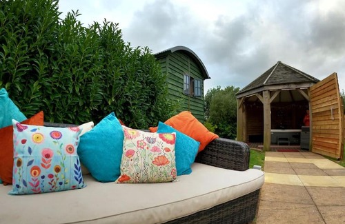 Camborne Casa | Romantic Retreat - Luxury Shepherds Hut + Hot Tub!