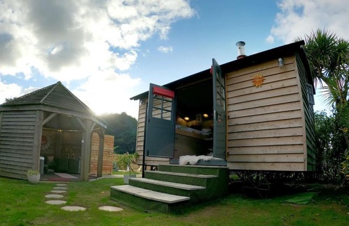 Camborne Casa | Romantic Retreat - Luxury Shepherds Hut + Hot Tub!