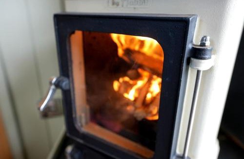 Camborne Casa | Romantic Retreat - Luxury Shepherds Hut + Hot Tub!