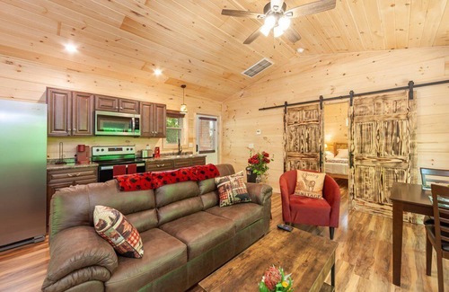 Sevierville Cabina | Romantic Smoky Mountain Cabin, w/ King Bed, Hot Tub, Easy Access & Fast Wi-Fi