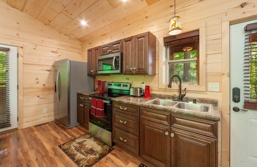 Sevierville Cabina | Romantic Smoky Mountain Cabin, w/ King Bed, Hot Tub, Easy Access & Fast Wi-Fi