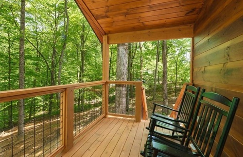 Sevierville Cabina | Romantic Smoky Mountain Cabin, w/ King Bed, Hot Tub, Easy Access & Fast Wi-Fi