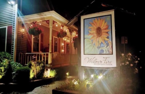 Westtown Apartamento | Romantic spot above restaurant., ideal for the gourmet