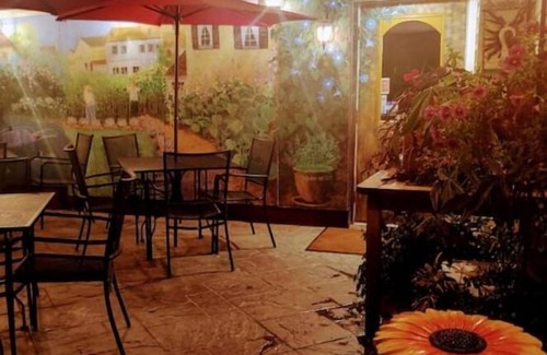 Westtown Apartamento | Romantic spot above restaurant., ideal for the gourmet