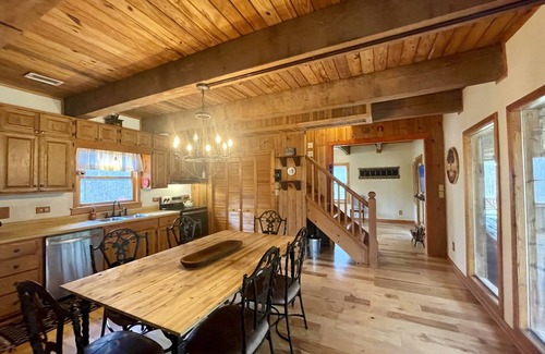 Ellijay Casa | Romantic StackRock Cabin – An Exclusive, Centrally Located Retreat.