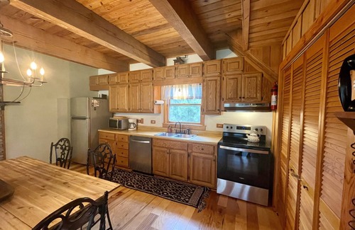 Ellijay Casa | Romantic StackRock Cabin – An Exclusive, Centrally Located Retreat.