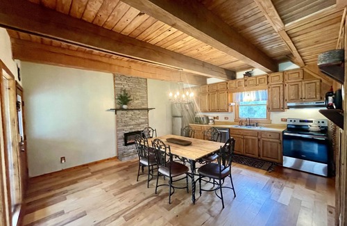 Ellijay Casa | Romantic StackRock Cabin – An Exclusive, Centrally Located Retreat.