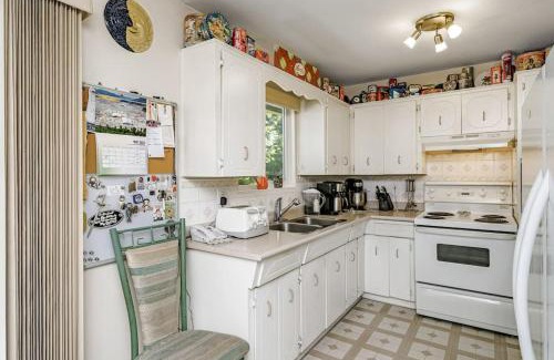 Cloverdale Casa | Romantic Stay in Beautiful House near Restaurants, Shopping & Transit C1