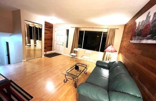 Cloverdale Casa | Romantic Stay in Beautiful House near Restaurants, Shopping & Transit C1