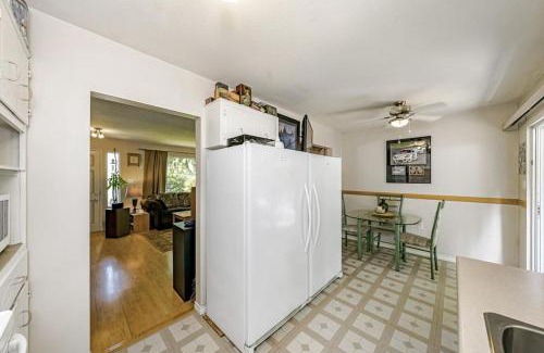 Cloverdale Casa | Romantic Stay in Beautiful House near Restaurants, Shopping & Transit C1