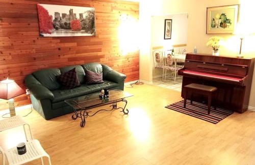 Cloverdale Casa | Romantic Stay in Beautiful House near Restaurants, Shopping & Transit C1