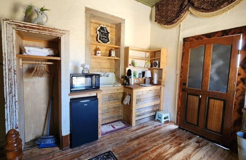 Waxahachie Casa | Romantic Stone Cottage Getaway