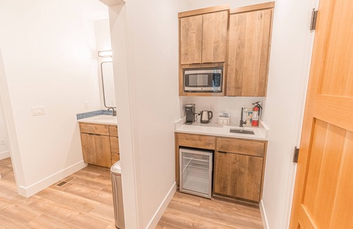 Pacific City Apartamento | Romantic studio apartment with private deck, work space and incredible views!