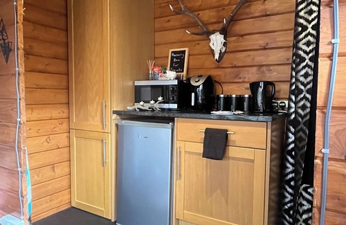 Eastleigh Cabina | Romantic Swiss Cabin Hideaway & Hot Tub Spa Pool