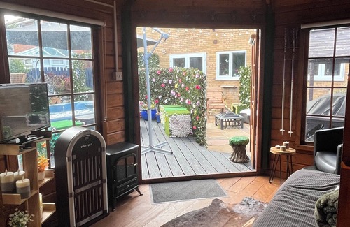 Eastleigh Cabina | Romantic Swiss Cabin Hideaway & Hot Tub Spa Pool
