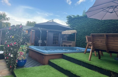 Eastleigh Cabina | Romantic Swiss Cabin Hideaway & Hot Tub Spa Pool