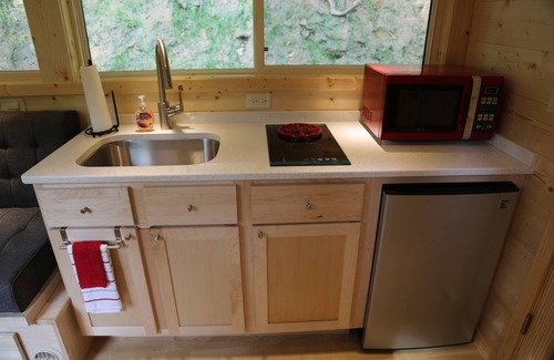 Topton Casa | "Little Red" Adorable + Casa pequeña romántica con FirePit