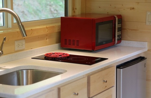 Topton Casa | "Little Red" Adorable + Casa pequeña romántica con FirePit