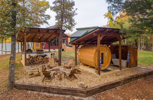 Baxter Cabina | Romantic Treehouse w/ Sauna, Hot Tub & Pickleball!