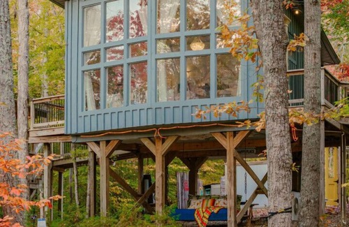 Baxter Cabina | Romantic Treehouse w/ Sauna, Hot Tub & Pickleball!